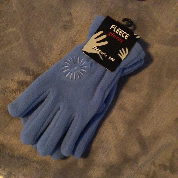 New Girls Winter Assortment of Gloves and Hat - Picture 6 of 6